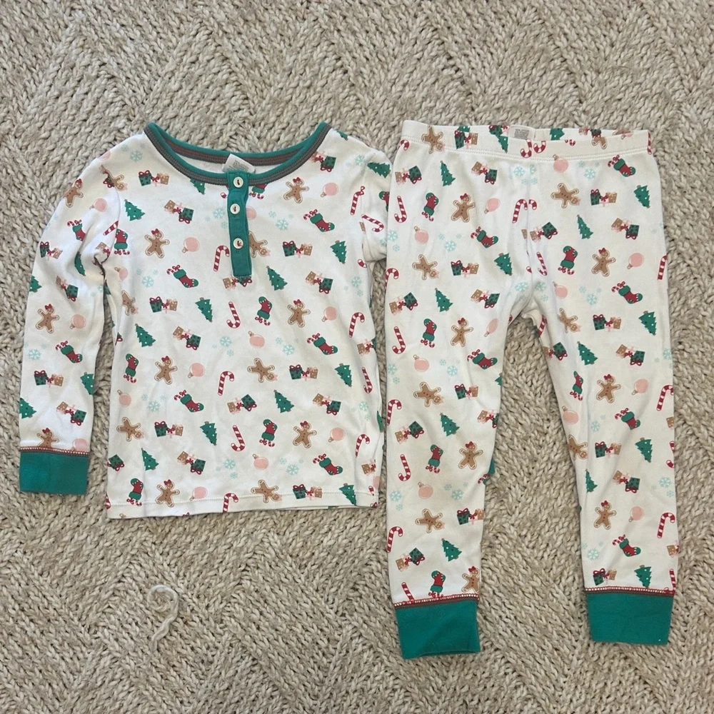 EUC Starting out gingerbread bows presents print pajama size 4t